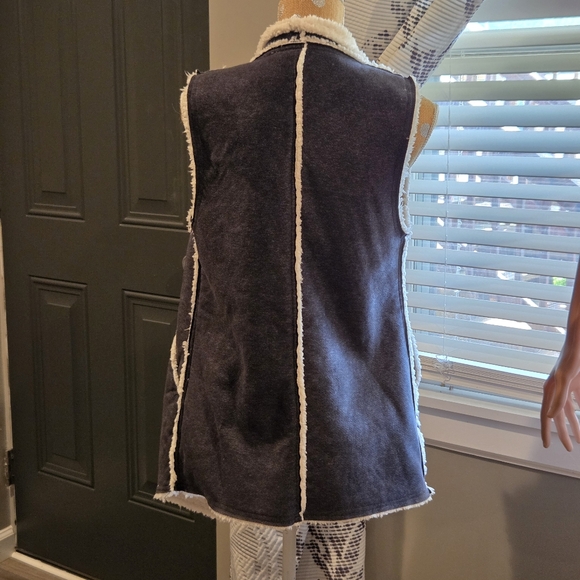 Marlow Faux Shearling Vest - Picture 6 of 7